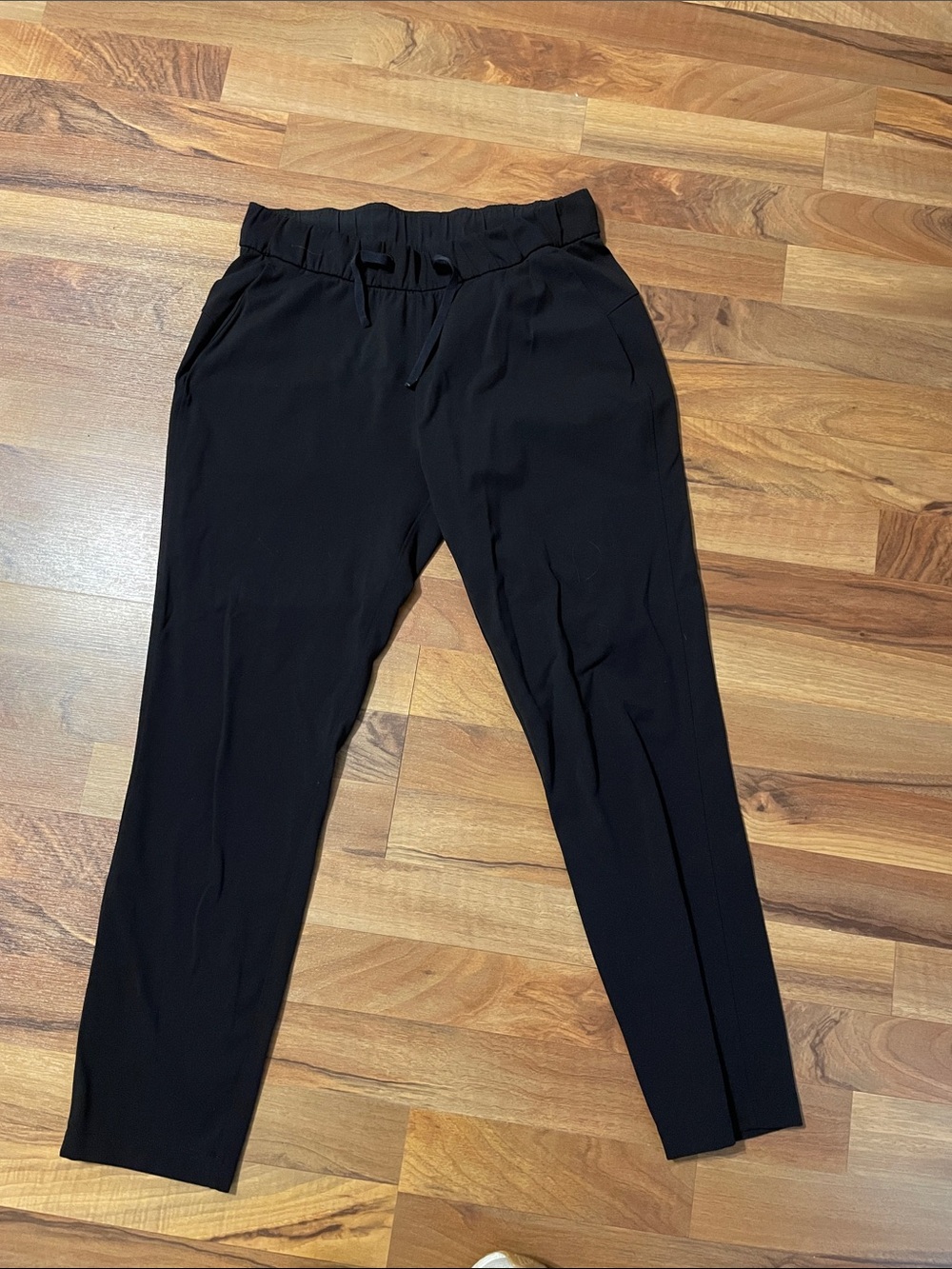 Lululemon on the fly 7/8 pants, black size 6